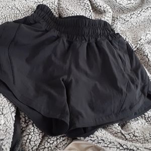 Lululemon track that MR short 5"lined